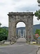 Portique tête de pont, pylônes et tablier, vue en enfilade depuis la rive gauche drômoise (2012)