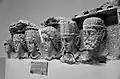 Linteau de porte décoré de têtes sulptées de divinités. Musée de Sulaymaniyah.
