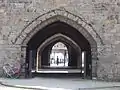 Passage sous le centre des halles et le beffroi, vu vers la Grand-Place.