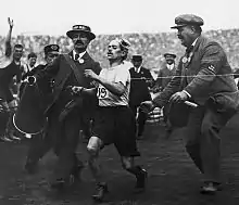L'arrivée de Dorando Pietri au marathon des JO de Londres en 1908.