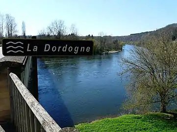 La Dordogne entre Limeuil (à droite) et Alles-sur-Dordogne en rive opposée.