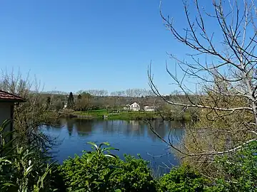 La Dordogne à Badefols-sur-Dordogne, avec vue sur la commune de Lalinde en face.