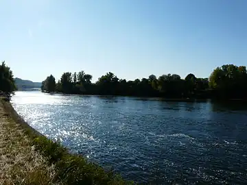 La Dordogne en aval de la centrale hydroélectrique de Mauzac, avec vue sur la commune de Mauzac-et-Grand-Castang en face.