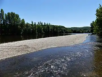 La Dordogne au sud du bourg de Calviac-en-Périgord. Au centre et au fond, commune de Sainte-Mondane.