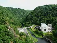 L'usine en contrebas du barrage de Marèges.