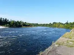 À l'aval du barrage de Bergerac.