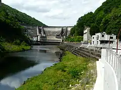 Le barrage du Chastang et la Dordogne, vus depuis la rive de Servières-le-Château.