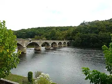 Le pont de Lalinde sur la Dordogne. Au fond, la commune de Couze-et-Saint-Front.