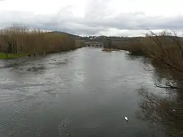 La Dordogne au pont de Vic, en limite du Buisson-de-Cadouin, à gauche, et de Saint-Chamassy.