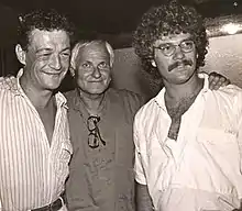 Philippe Léotard en 1985 avec le réalisateur Miklós Jancsó (au centre) et le producteur Doron Eran, pendant le tournage de L'Aube