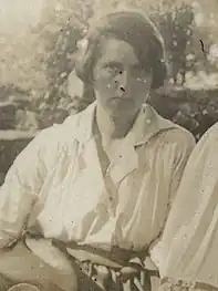 Photographie en tons sépa du visage d'une jeune femme.