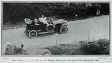 Photo en plongée d'une voiture avec une femme au volant dans une course de côte.