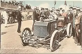 Miss Levitt en 1905 à Brighton, pour son premier record sur Napier 100HP (128,35 km/h).