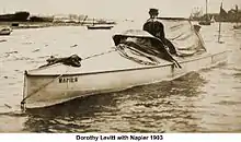 Photo d'un bateau motorisé avec une femme à l'arrière.