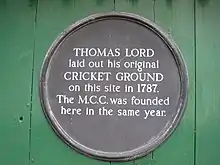 Photographie représentant une plaque commémorant la fondation du premier Lord's, à Dorset Square, à Londres.