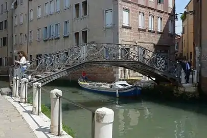 Ponte dei Ragusei reliant le fondamenta San Marco à la Calle Nova