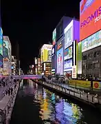 Mur de panneaux publicitaires du pont Ebisubashi, sur le canal Dōtonbori à Osaka, au Japon. Novembre 2016.