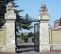 L'entrée du cimetière et l'allée principale.