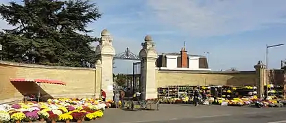 L'entrée du cimetière pendant la Toussaint.