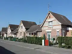 Habitations groupées par cinq.