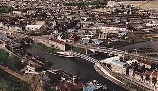 Vue aérienne de la fosse et son environnement après la Nationalisation. Des habitations ont été bâties sur le carreau.