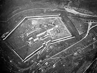 Photographie aérienne du fort de Douaumont en 1916 (place forte de Verdun), montrant sa forme polygonale caractéristique.