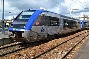 Doublette d'éléments X 73500 en gare de Lisieux et à destination de Trouville - Deauville.