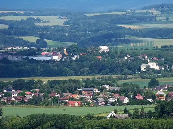 Doubrava (au premier plan) et Svijany depuis les monts Příhrazské skály