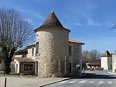 La tour d'angle à côté de la mairie.