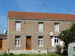 Des habitations groupées par quatre.