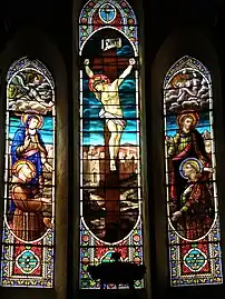 Vitraux de la Crucifixion de Jésus du chevet copiant le tableau de l'église réalisés par Gustave-Pierre Dagrant.