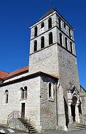 Clocher et entrées dans l'église.