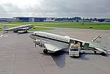 Un cargo Douglas C-47B Dakota de Morton Air Service à l'aéroport de Londres Gatwick en 1968.