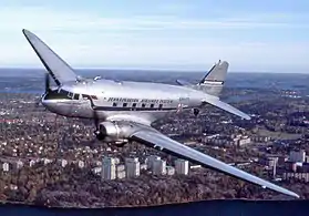 Un Douglas DC-3, SE-CFP, utilisé par l'ONG « Flygande Veteraner », en Suède.