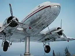 Avion monté en girouette à Whitehorse au Yukon.