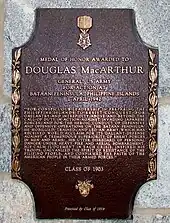 Une plaque de bronze avec une image de la Medal of Honor reprenant la citation des actes de MacArthur lui ayant valu la récompense