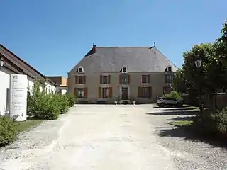 Château de Montrol, siège de la Maison familiale rurale de Montrol.