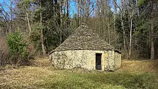 Le réservoir au toit de lauzes.