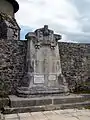 Le monument aux morts contre le mur de l'église (juillet 2014).