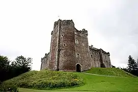 Le château de Doune (Écosse) est utilisé pour les scènes extérieures de Winterfell.