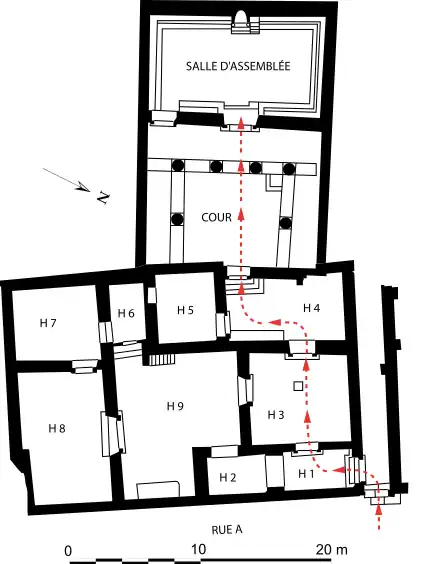 Plan d'une habitation. Une flèche rouge en pointillés indique une chemin dans l'immeube.