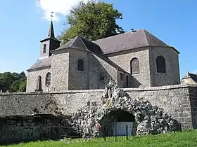 L'église Saint-Servais à Dourbes (M) ainsi que l'ensemble formé par ladite église, le cimetière qui l'entoure et son mur de clôture (S)