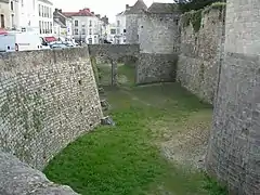 Le fossé du château, rue de Chartres.