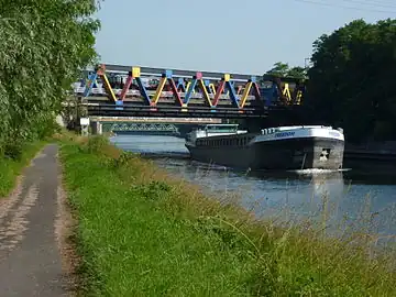 Le canal de la Deûle avec pont de l'autoroute A1.