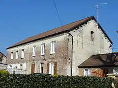 Des habitations groupées par quatre.