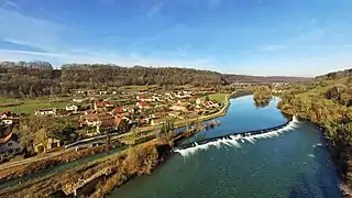 Le village de Douvot et le barrage sur le Doubs.