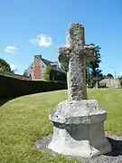 Calvaire en pierre, près de l'église.