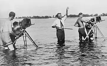 Alexandre Dovjenko en train de filmer, 1932.
