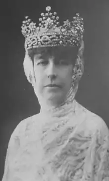 Portrait en noir et blanc d'une femme portant couronne.