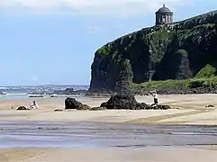 Le temple de Mussenden, perché au-dessus de la plage de Downhill, est aussi représenté.